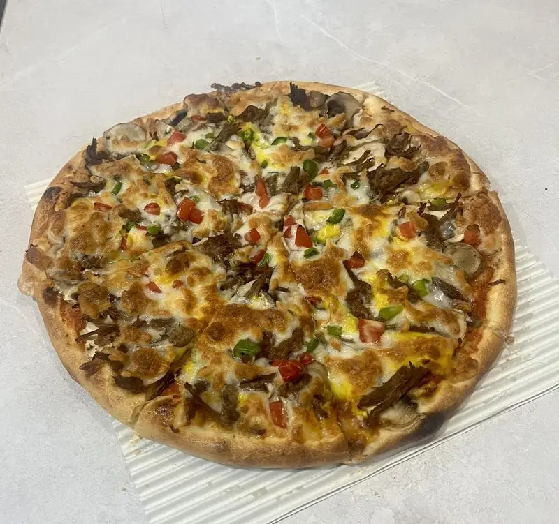پیتزا گوشت و قارچ تازه پی پزا با پنیر فراوان، فلفل دلمه ای رنگی، انتخابی عالی برای سفارش آنلاین غذای خوشمزه.