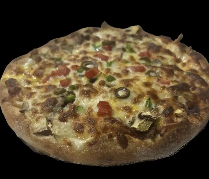 پیتزا سبزیجات داغ و لذیذ پی پزا، با پنیر فراوان، فلفل دلمه رنگی، زیتون سیاه و قارچ، ایده‌آل برای تجربه یک غذای فست فودی عالی.
