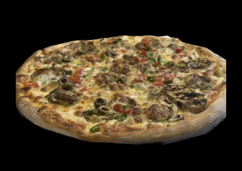 پیتزای خوش‌رنگ و لذیذ پی پزا با پنیر طلایی، زیتون، گوجه‌فرنگی تازه، فلفل دلمه‌ای و تکه‌های قارچ یا گوشت گریل‌شده.