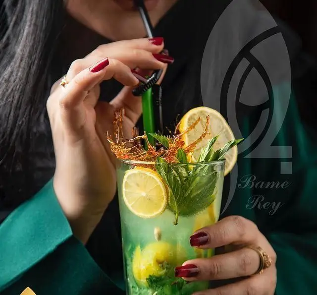 نوشیدن موهیتو تازه و خنک در کافه رستوران بام ری، تجربه‌ای دلنشین و تابستانی برای لحظات آرامش‌بخش و لذت‌بخش.