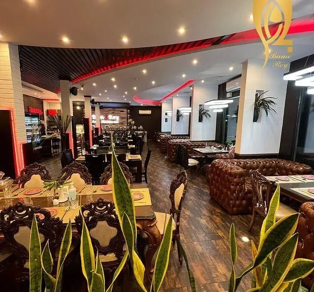 فضای داخلی شیک و مدرن کافه رستوران بام ری با دکوراسیون چشم‌نواز، مبلمان راحتی و نورپردازی زیبا برای تجربه غذاخوری دلپذیر.