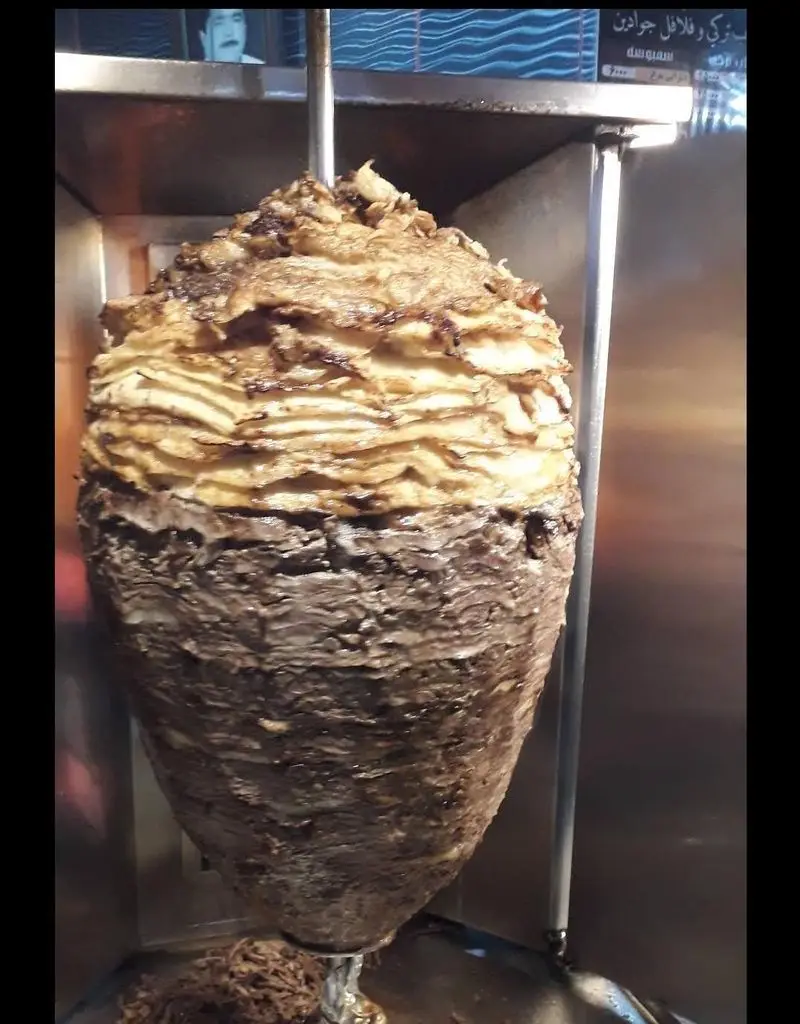 سیخ بزرگ و کامل کباب ترکی گوشت و شاورما، آماده برای برش و سرو، در داخل دستگاه مخصوص در کباب ترکی جوادین.