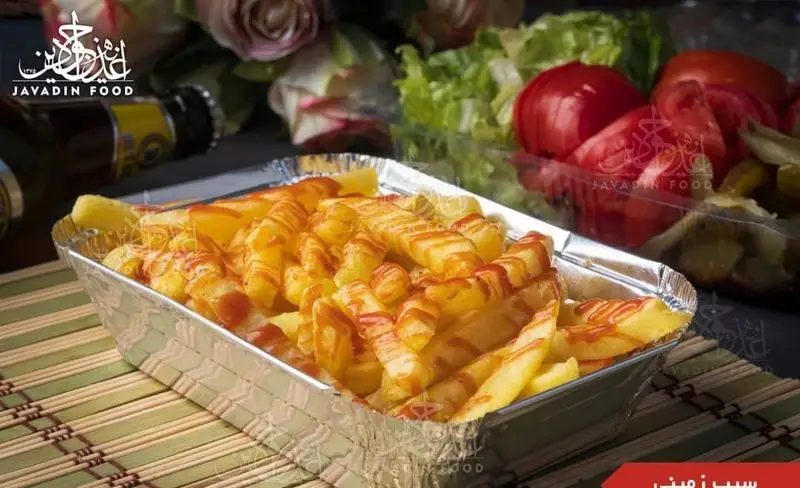 سیب زمینی سرخ کرده طلایی با سس کچاپ قرمز در ظرف آلومینیومی از جوادین فود، کباب ترکی جوادین، همراه با سالاد و ترشیجات.