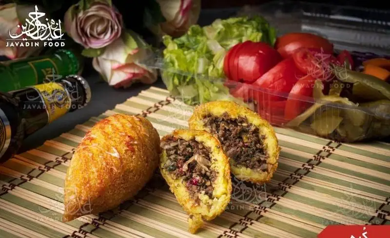 غذای آماده و خوش‌طعم شامل کوبه گوشتی داغ و تازه از کترینگ کباب ترکی جوادین، همراه با دورچین سبزیجات و ترشیجات.