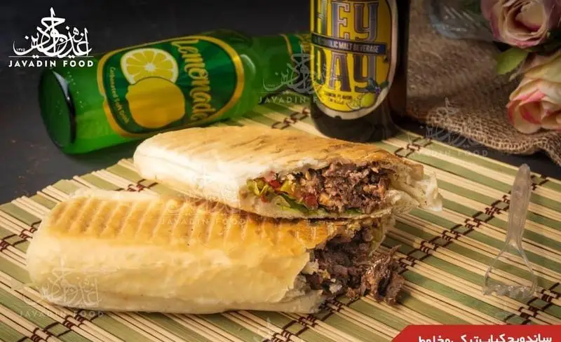 ساندویچ‌های پرطرفدار کباب ترکی جوادین با نان تُست شده و محتوی گوشت تازه و سبزیجات، به همراه نوشیدنی‌های لیموناد و مالت در یک عکس تبلیغاتی.