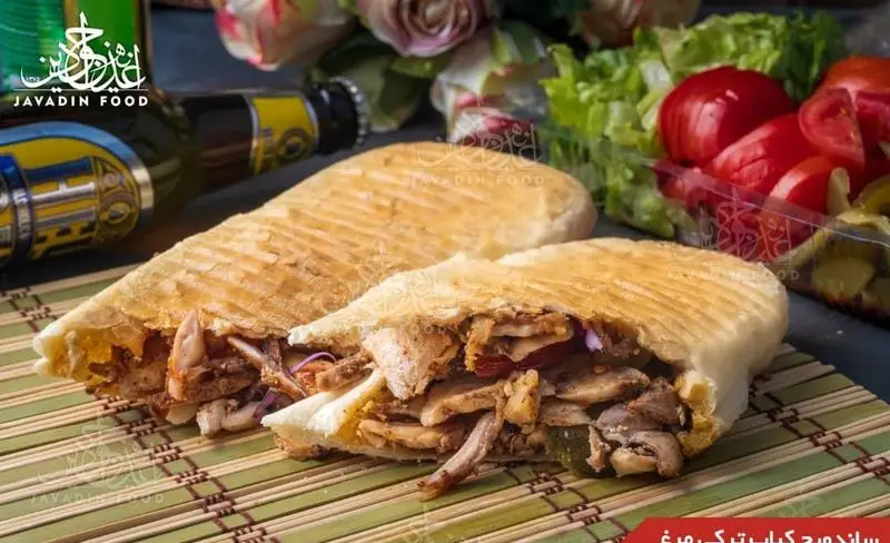 ساندویچ‌های خوشمزه کباب ترکی مرغ جوادین با نان برشته، پر شده از تکه‌های مرغ و سبزیجات تازه. بهترین فست فود برای سفارش.