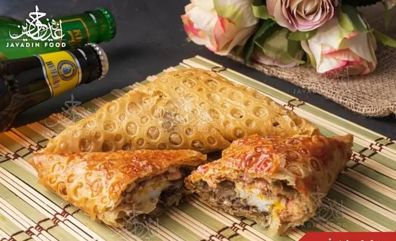 ساندویچ کباب ترکی جوادین: غذایی آماده و خوشمزه با نان مخصوص و محتویات غنی گوشت، ایده‌آل برای سفارش آنلاین.