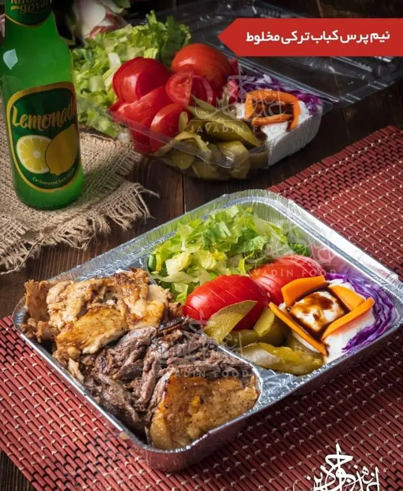 نیم پرس کباب ترکی مخلوط جوادین: دونر گوشت و مرغ با کاهو، گوجه، خیارشور و سس مخصوص، به همراه لیموناد خنک، بهترین غذای آماده.