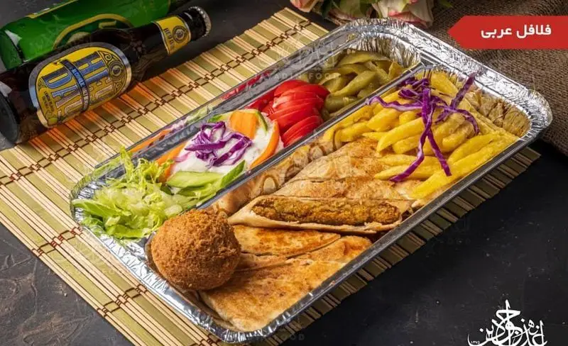 سینی فلافل عربی لذیذ جوادین شامل ساندویچ فلافل، سیب زمینی، سالاد، خیارشور و نوشیدنی مالت، آماده سفارش و ارسال.