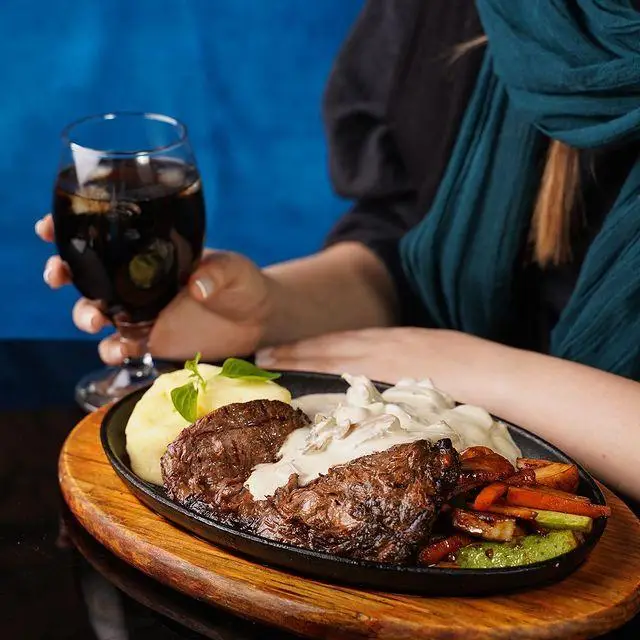 استیک لذیذ و آبدار با سس قارچ، پوره سیب‌زمینی و سبزیجات تازه در کافه رستوران ایتالیایی ژینر؛ لذت غذای باکیفیت و نوشیدنی گوارا