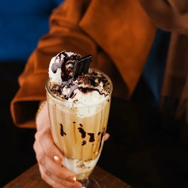 نوشیدنی خوشمزه با بستنی و سس شکلات در کافه رستوران ایتالیایی ژینر. ترکیبی جذاب از طعم‌های دلپذیر و طراحی زیبا.