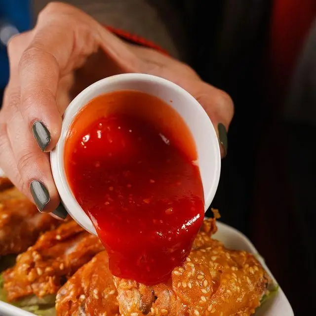 در کافه رستوران ایتالیایی ژینر، سس قرمز لذیذ روی مرغ سوخاری کنجدی ریخته می‌شود؛ تجربه‌ای بی‌نظیر از طعم.