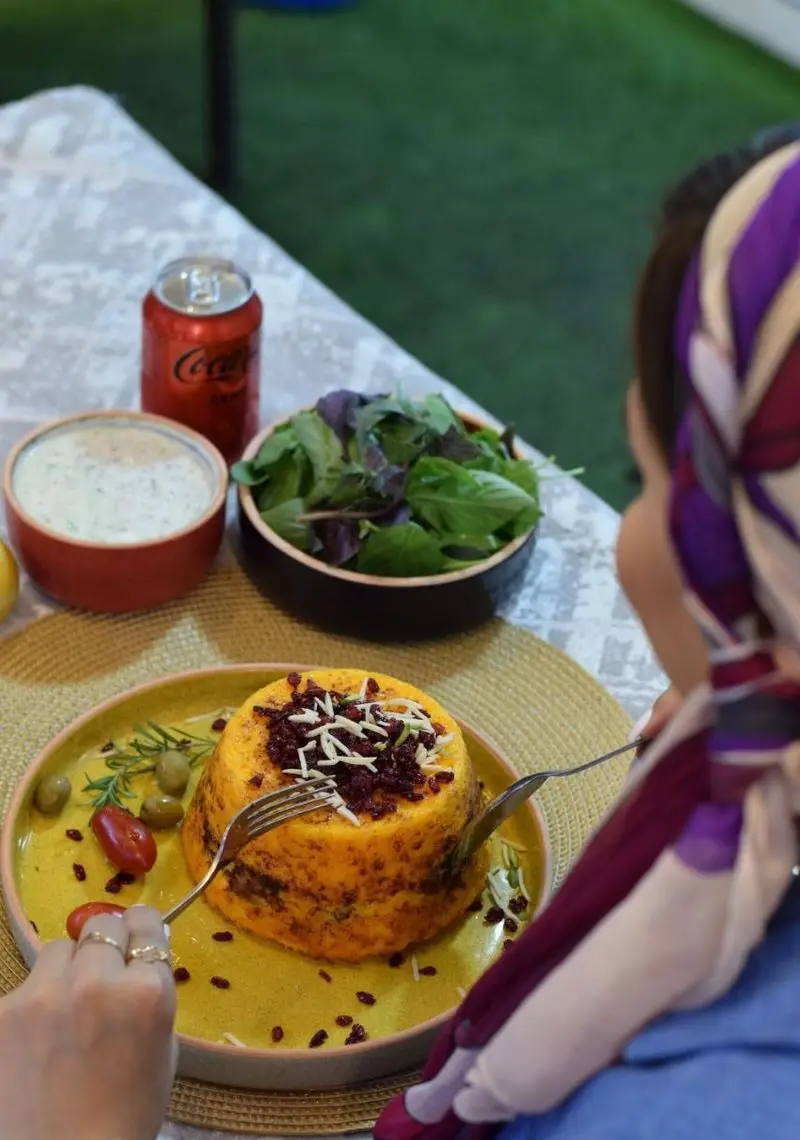 ته‌چین زعفرانی لذیذ رستوران کترینگ آسمان، بهترین انتخاب برای ناهار و شام شما. سفارش آنلاین غذای ایرانی با کیفیت.