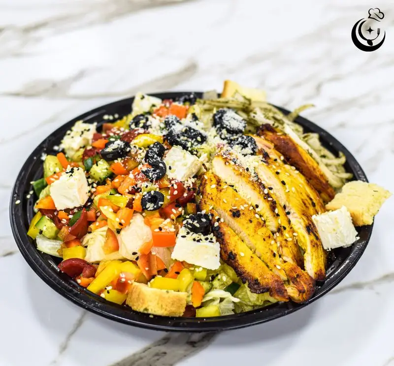 سالاد مخصوص مرغ گریل و سبزیجات تازه از رستوران کترینگ آسمان، انتخابی ایده‌آل برای یک وعده غذایی سالم و رژیمی.