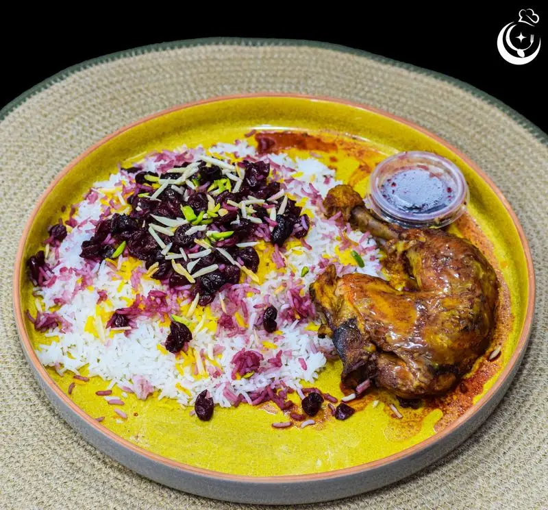 تصویری زیبا از زرشک پلو با مرغ رستورانی و خوشرنگ کترینگ آسمان. بهترین غذای سنتی ایرانی برای مجالس و خانواده.