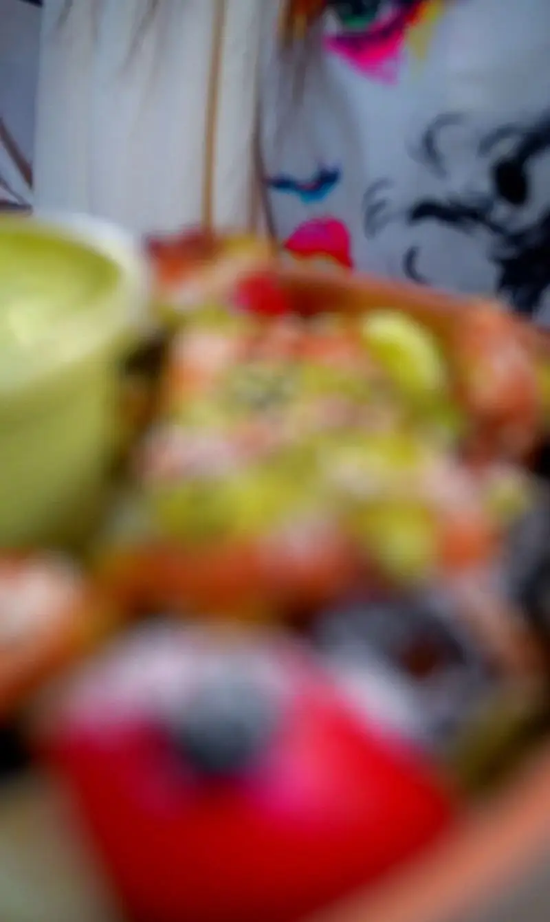 تصویر هنری و پررنگ از نمایش غذای کترینگ رستوران آسمان، ترکیبی از طعم‌های دلپذیر و طراحی بصری جذاب.