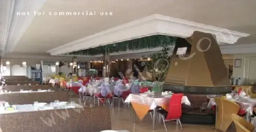 سالن غذاخوری بزرگ و دلباز رستوران چلوکباب رفتاری با میزهای آراسته و آماده پذیرایی برای تجربه غذایی دلپذیر.