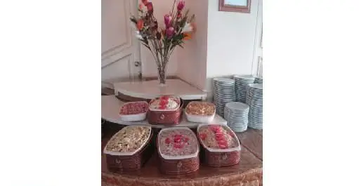 بوفه سلف سرویس مجلل کترینگ چلوکباب رفتاری، ارائه دهنده انواع چلوهای ممتاز و مخلفات تازه برای پذیرایی بی‌نظیر در رستوران‌ها و مراسم.