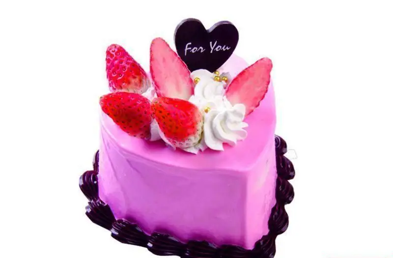 کیک قلبی صورتی شیک از هنر شیرین، تزیین شده با توت فرنگی تازه، خامه، و قلب شکلاتی "For You"؛ ایده‌آل برای هدیه.