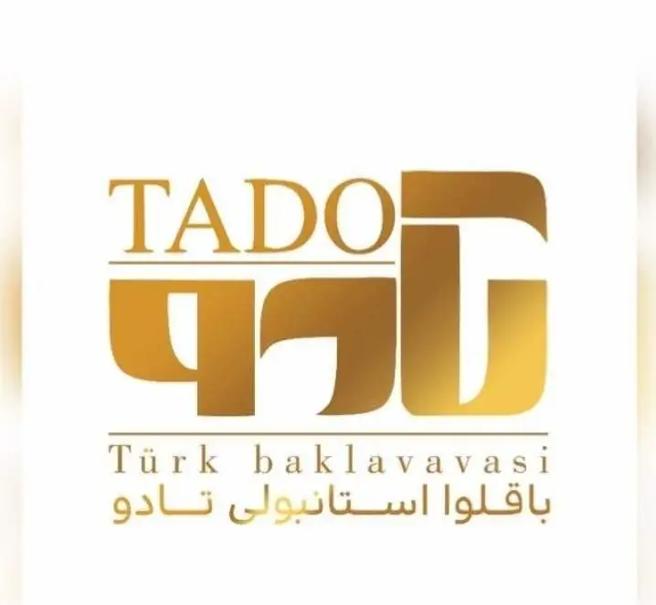لوگوی رسمی و جذاب شرکت تادو برای باقلوای استانبولی، شامل نام TADO به انگلیسی و عبارت Türk baklavası، همراه با عنوان باقلوا استانبولی تادو.
