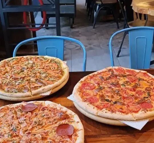 لذت طعم پیتزاهای متنوع و دست‌ساز کافه وصال را با دوستان خود تجربه کنید. شامل پیتزا پپرونی و انواع دیگر در محیطی دنج و صمیمی.
