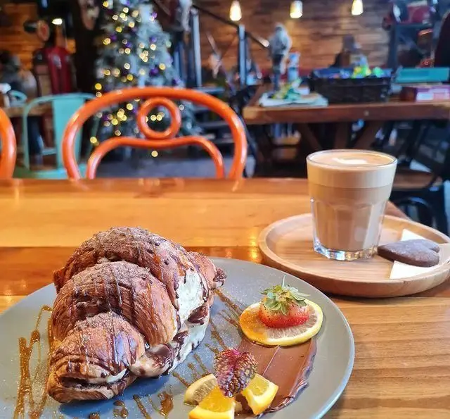 لذت کروسان شکلاتی و لاته داغ در کافه وصال. یک صبحانه یا دسر فوق‌العاده در محیطی دنج و دلنشین.