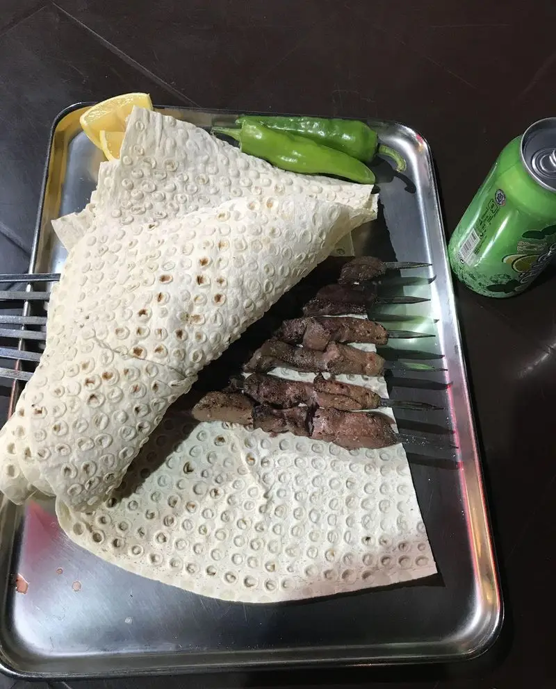 جگر کباب‌های لذیذ و داغ جگر سرای ملاصدرا با نان تازه، فلفل سبز، لیمو و نوشابه. تجربه طعم اصیل ایرانی.