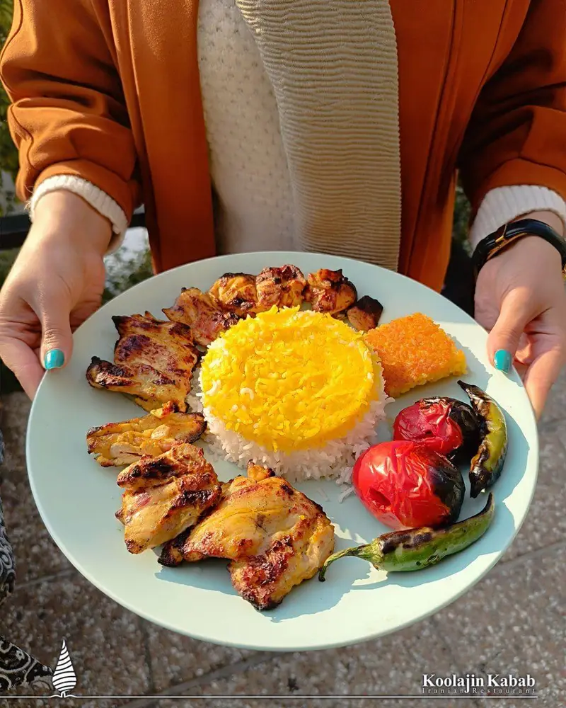 کباب جوجه لذیذ و برنج زعفرانی با گوجه و فلفل کبابی در رستوران کولاژین، بهترین غذای ایرانی در سعادت آباد.