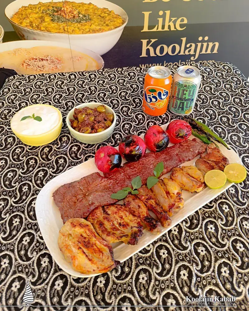 بشقاب بزرگ کباب شامل چنجه و جوجه کباب با گوجه کبابی، زیتون پرورده و ماست در رستوران آش و حلیم کولاژین سعادت آباد.