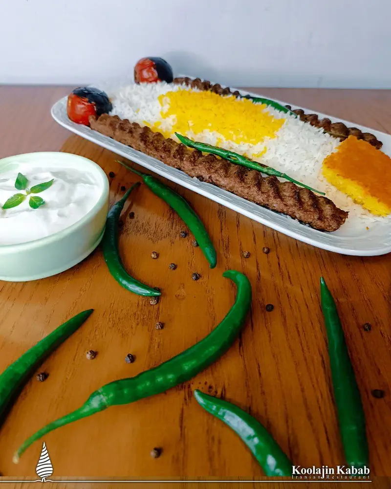 کباب کوبیده مخصوص با پلوی خوش عطر زعفرانی و سفید، گوجه کبابی، ماست تازه و فلفل در آش و حلیم کولاژین سعادت آباد