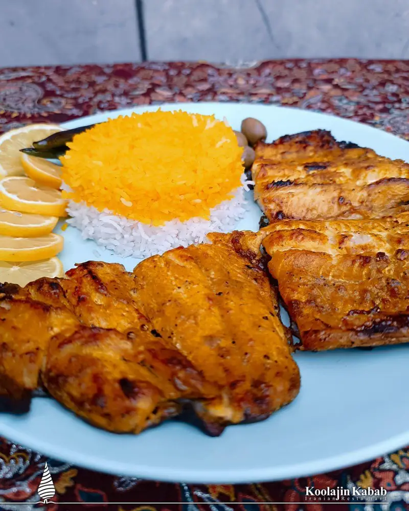 غذای لذیذ جوجه کباب زعفرانی رستوران کولاژین سعادت آباد: مرغ کبابی با پلو زعفرانی، لیمو و زیتون.