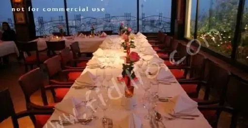 دکوراسیون شیک و فضای داخلی دلباز رستوران فرنگی نارنجستان با چیدمان میزهای مجلل و منظره زیبای شهر برای یک تجربه غذایی لوکس.