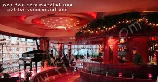 تصویری جذاب از دکوراسیون داخلی رستوران فرنگی نارنجستان، با بار کامل، پیانو روی صحنه و محیط لوکس با نورپردازی گرم و دلنشین