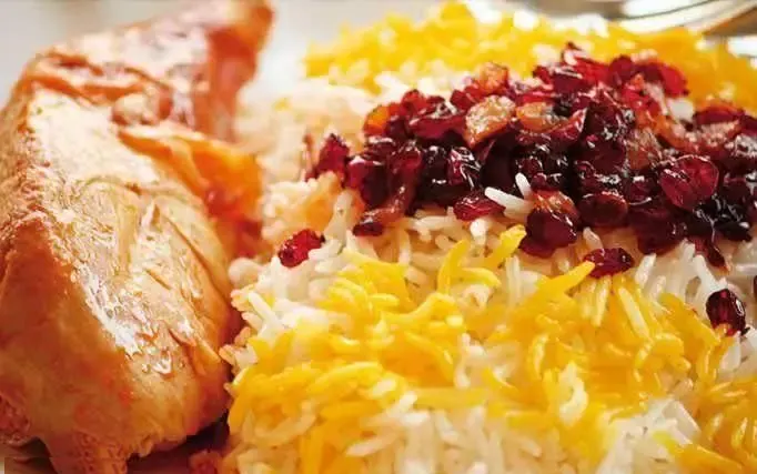 زرشک پلو با مرغ مجلسی رستوران ایرانی پودات: برنج زعفرانی خوش عطر، مرغ لذیذ و زرشک تازه. غذایی اصیل و محبوب.