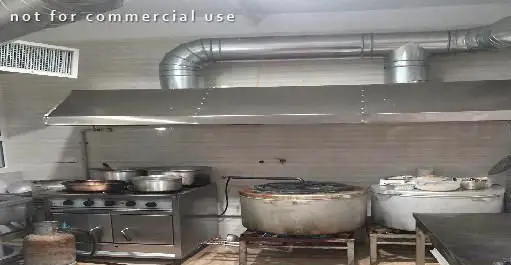 آشپزخانه صنعتی رستوران ایرانی پودات با تجهیزات کامل پخت غذاهای اصیل ایرانی، شامل هود بزرگ، اجاق‌های حرفه‌ای و دیگ‌های پخت.