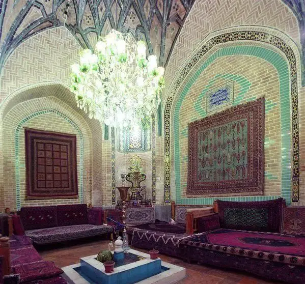 فضای داخلی رستوران سنتی خیام، معماری اصیل ایرانی با سقف طاق‌دار و کاشی‌کاری‌های زیبا، فرش‌های دیواری و مبلمان سنتی، محیطی دلنشین.