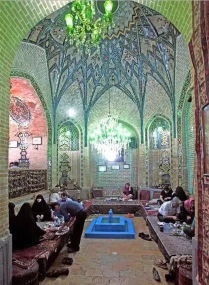 نمای داخلی رستوران سنتی خیام با معماری باشکوه، سقف آینه‌کاری و کاشی‌کاری زیبا. محیط دلنشین برای دورهمی و تجربه غذای اصیل ایرانی.