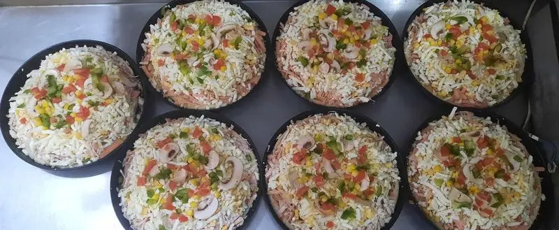 پیتزاهای تازه آماده پخت آیدا با پنیر، قارچ، فلفل دلمه و ذرت. بهترین کیفیت پیتزا ساندویچ آیدا را تجربه کنید.