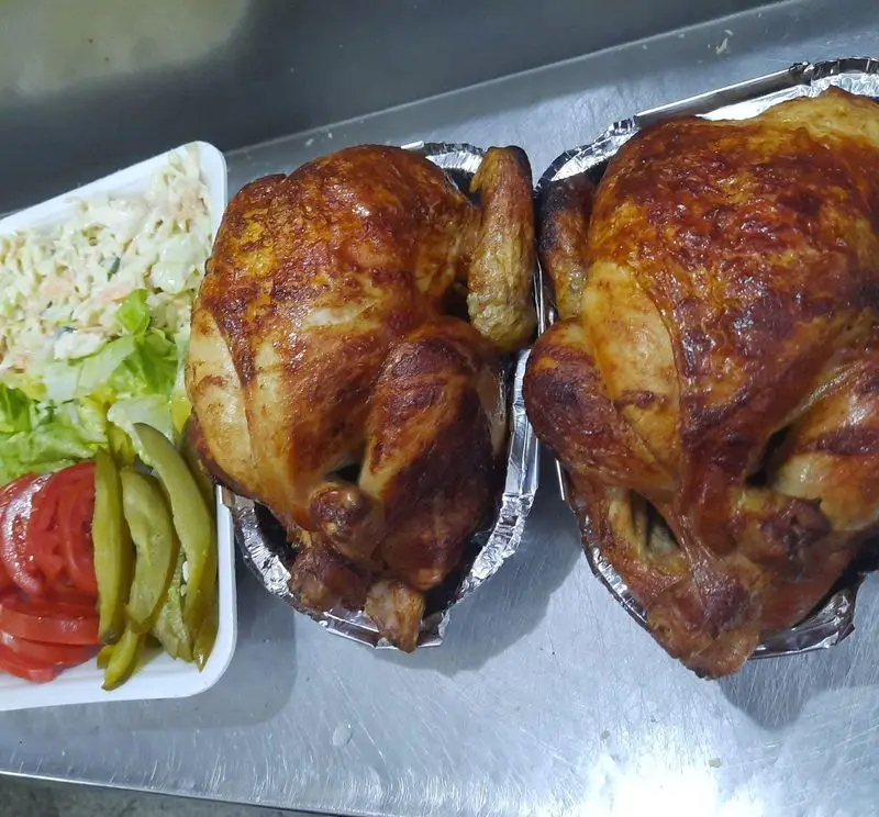 دو عدد مرغ بریان کامل طلایی، به همراه سالاد کلم، کاهو، گوجه و خیارشور، غذای آماده و لذیذ از پیتزا ساندویچ آیدا.