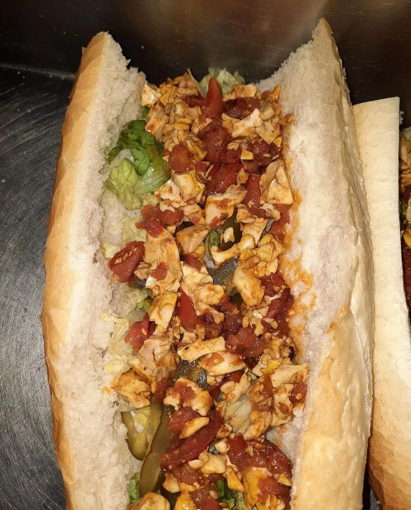 ساندویچ خوشمزه و پرملات آیدا، با نان باگت تازه، ترکیبی از تخم مرغ، گوجه، کاهو و خیارشور. طعم بی‌نظیر پیتزا ساندویچ آیدا.