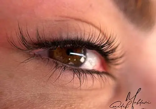 نمونه کار اکستنشن مژه والیوم طبیعی و زیبا توسط آکادمی سعیده مهدوی، خدمات تخصصی زیبایی چشم و مژه.