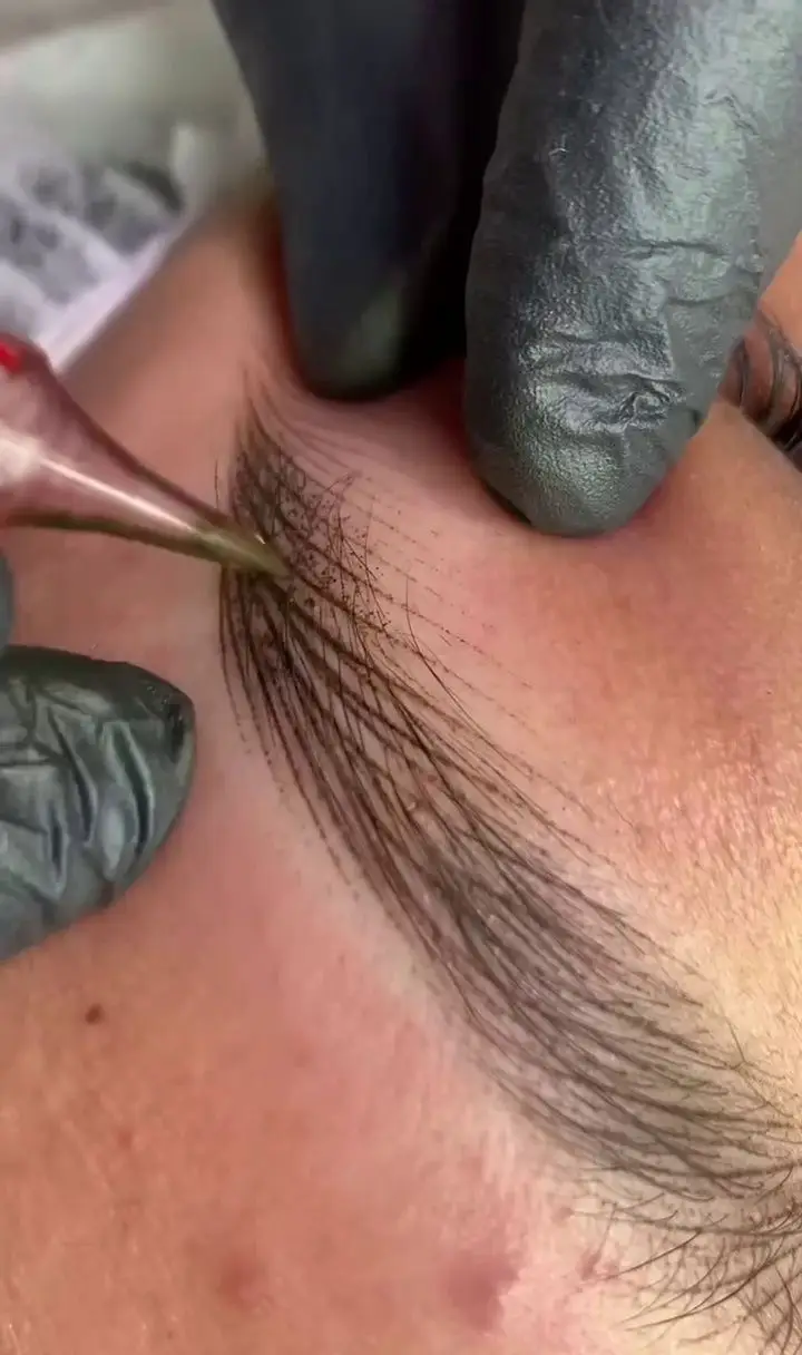خدمات میکرو ابرو و فیبروز حرفه‌ای در آکادمی سعیده مهدوی: ایجاد هاشورهای طبیعی برای زیبایی و آرایش دائم ابرو با بهترین کیفیت