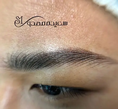 میکروبلیدینگ و هاشور ابرو طبیعی و زیبا در آکادمی سعیده مهدوی؛ بهترین خدمات زیبایی و آرایش دائم ابرو با متد فیبروز.