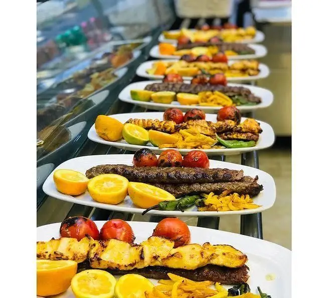 کباب کوبیده و جوجه کباب تازه رستوران رزماری: سینی‌های آماده سرو با گوجه، فلفل کبابی و لیموترش در محیط رستوران.