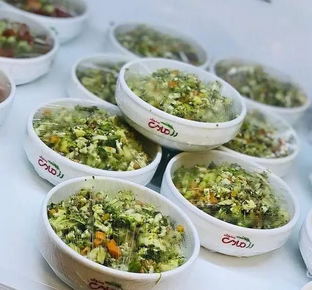 سالادهای تازه و سالم رستوران رزماری، آماده و بسته‌بندی شده برای بیرون‌بر. غذای رژیمی و گیاهی خوشمزه و مقوی.