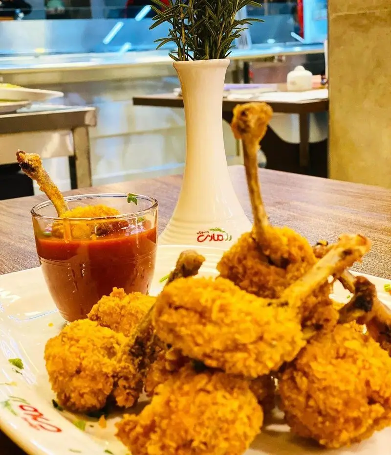 مرغ سوخاری رزماری، یک غذای خوشمزه و ترد برای تجربه‌ای لذت‌بخش در رستوران رزماری. همراه با سس مخصوص.