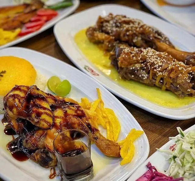 سفره رنگین رستوران رزماری با مرغ بریان طعم‌دار، ماهیچه گوسفندی با پلو زعفرانی و مخلفات اشتهاآور.