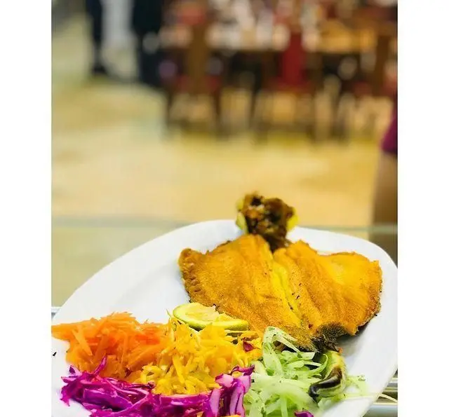 تجربه طعم بی‌نظیر ماهی سوخاری ترد و طلایی رستوران رزماری با سالاد فصل رنگارنگ، انتخابی عالی برای غذای دریایی.