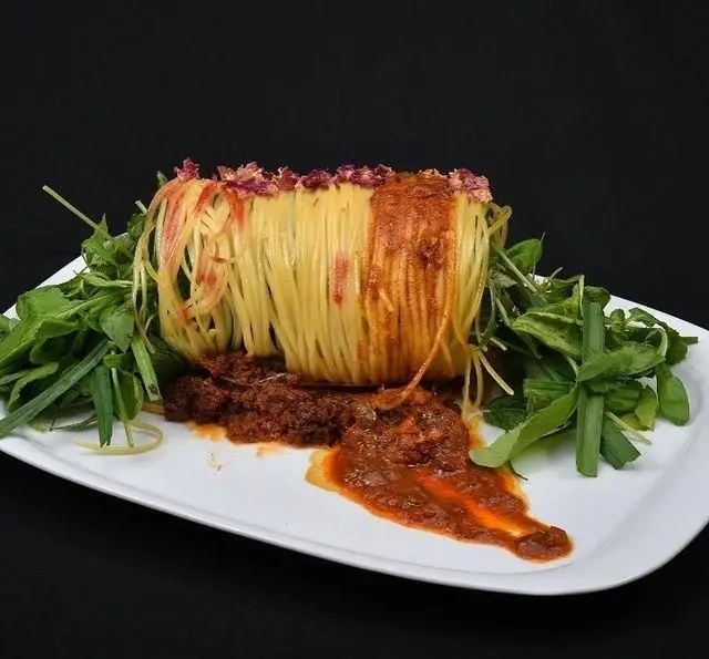 اسپاگتی ویژه رستوران رزماری؛ ظرفی زیبا و پر از اسپاگتی با سس گوشت لذیذ، همراه با سبزیجات تازه در یک ترکیب هنری.