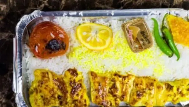 چلو جوجه کباب مخصوص تهیه غذا پارسی با برنج زعفرانی، گوجه کبابی، لیمو و فلفل، مناسب برای سفارش آنلاین و مجالس شما.